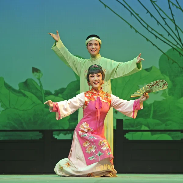 中国・越州オペラ出演ステージ上で番組を作る — ストック写真