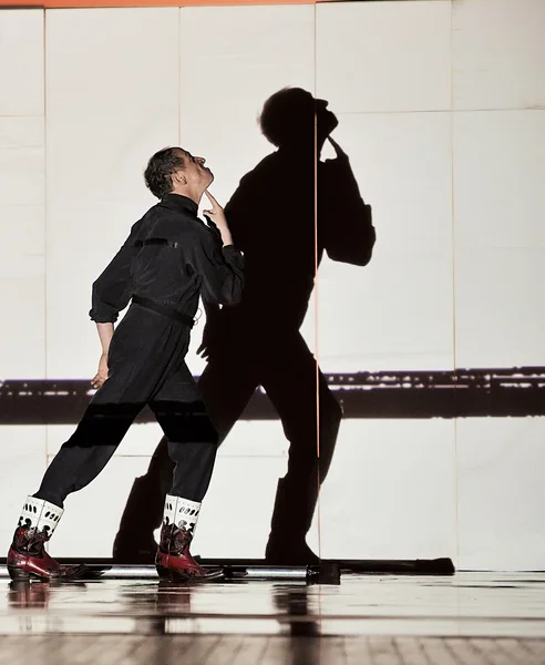 Frence nowoczesne tancerz wykonuje taniec współczesny — Zdjęcie stockowe
