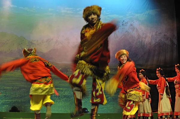 Этнические танцоры Тибета — стоковое фото