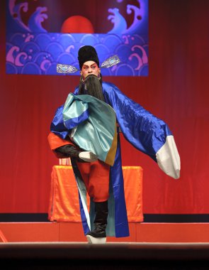 Çin sichuan opera sanatçısı Sahne Alanı'nda bir gösteri yapmak