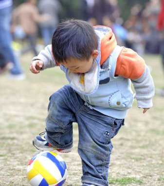 futbol oynayan bebek