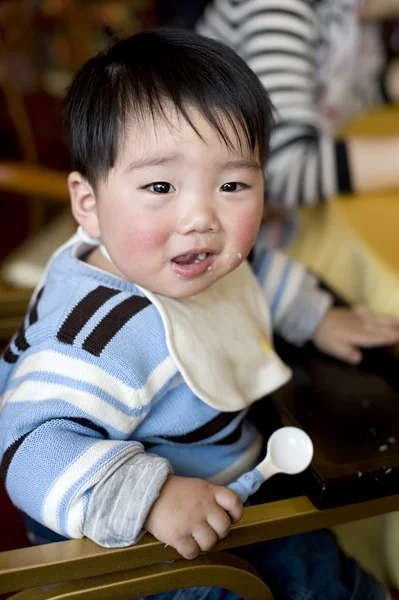 Съедание ребенка — стоковое фото
