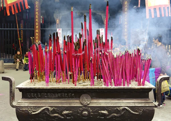 Pálení kadidla na kadidlo oltář v chrámu — Stock fotografie