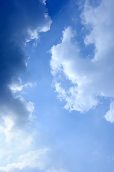 Capa de nube y cielo azul — Foto de Stock