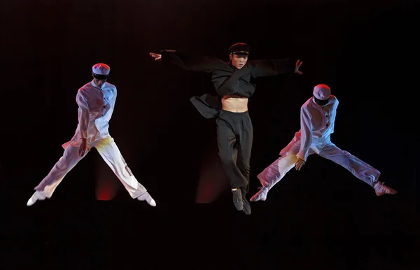 Saltando dançarinos modernos — Fotografia de Stock