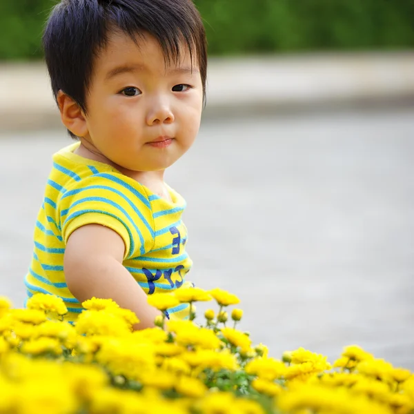 Um bebê bonito está brincando no jardim — Fotografia de Stock