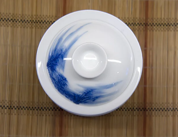 Китайський чашку на солом'яний мат — стокове фото