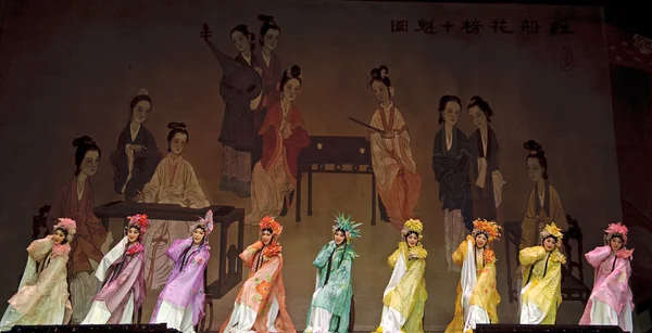 Cantonés chino intérprete de ópera hacer un espectáculo en el escenario — Foto de Stock