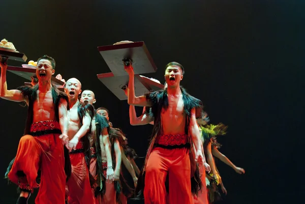 Kinesiska etniska dansare utföra folkdans på scenen — Stockfoto