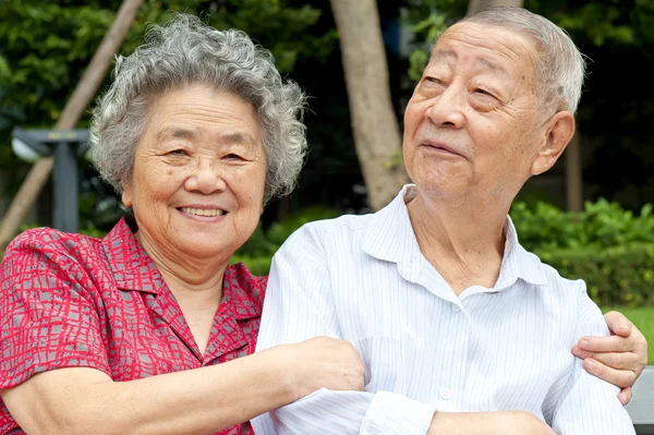En intim äldre par omfamnade — Stockfoto