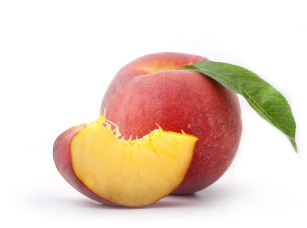Perziken met blad — Stockfoto