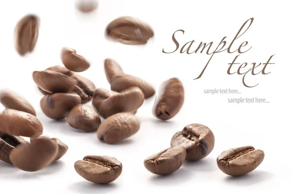 コーヒー豆をジャンプ — ストック写真