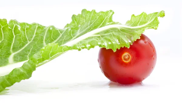 Tomate und grünes Blatt — Stockfoto