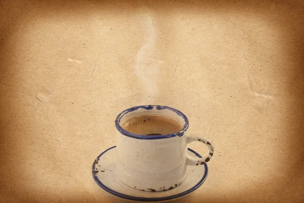 Tasse Kaffee auf Grunge-Hintergrund — Stockfoto