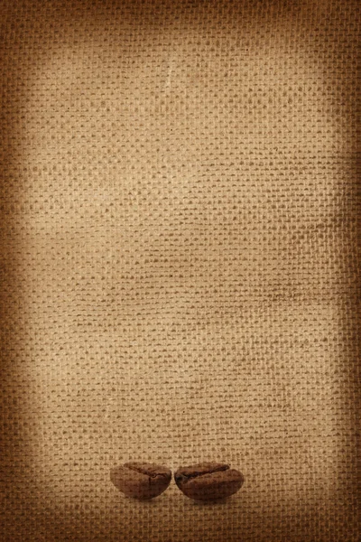 Кофе-бобы на фоне ткани — стоковое фото