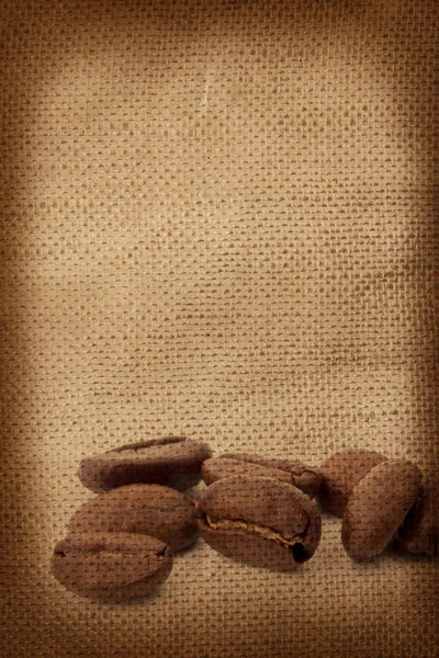 Kávová zrna na pozadí tkaniny — Stock fotografie
