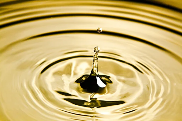 Gota de agua en agua — Foto de Stock