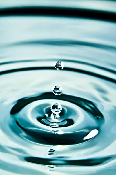 Gota de agua en agua — Foto de Stock