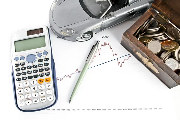 Coche, calculadora, pluma y caja del tesoro — Foto de Stock