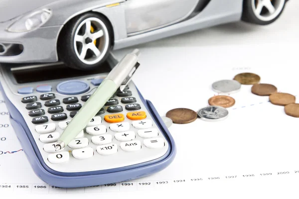 Carro, calculadora, dinheiro e caneta — Fotografia de Stock