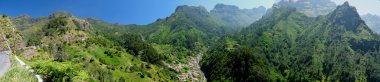 Panorama einer Passstrasse und Dorf auf Madeira clipart