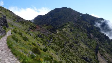 wanderweg vom pico yapmak arieiro zum pico ruivo auf madeira