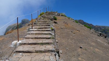 wanderweg vom pico yapmak arieiro zum pico ruivo auf madeira