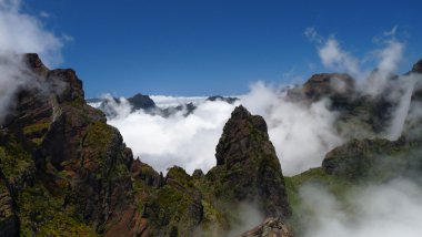 Wanderweg vom Pico do Arieiro zum Pico do Ruivo auf Madeira clipart