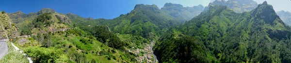 Panorama einer Passstrasse und Dorf auf Madeira — Fotografia de Stock