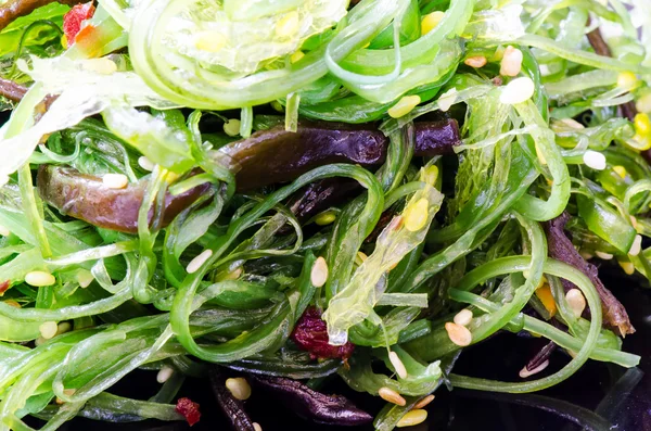 Салат из водорослей Чука с кунжутом — стоковое фото