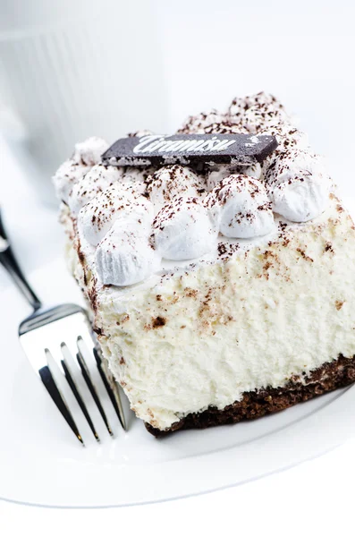 Tiramisu-Kuchen auf weißer Untertasse — Stockfoto