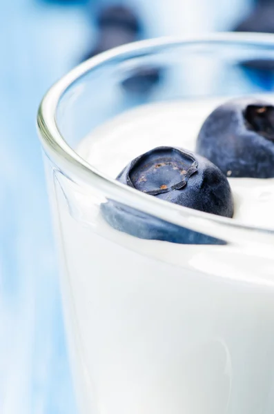 Yogurt ai mirtilli su sfondo blu — Foto Stock