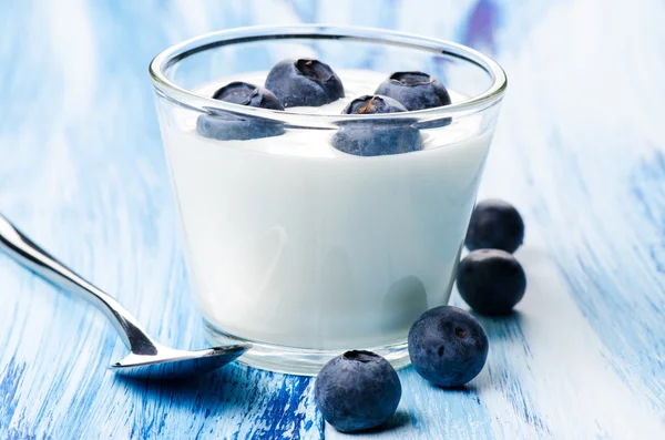 Yogurt ai mirtilli in un bicchiere — Foto Stock