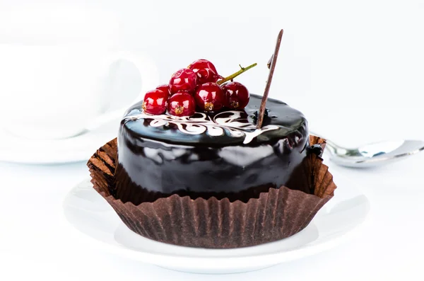 Pastel de chocolate con grosellas rojas — Foto de Stock