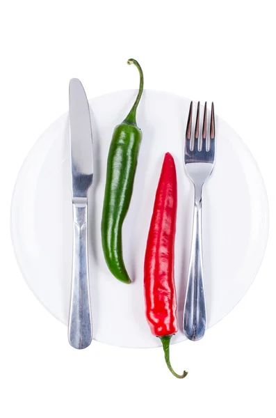 Röd och grön chilipeppar på tallrik — Stockfoto