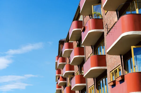 Arsitektur bangunan dengan balkon — Stok Foto