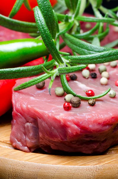 Syrový hovězí steak na dřevěné desce — Stock fotografie