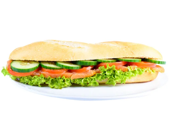 Sandwich con salmón sobre plato de madera —  Fotos de Stock