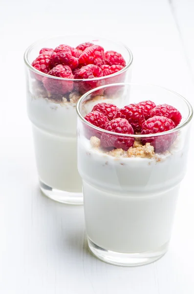 Joghurt mit Himbeeren — Stockfoto