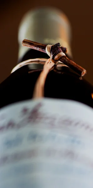 Vinflaska med grapevine — Stockfoto