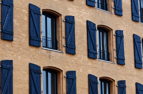Ancien bâtiment avec fenêtres en rangée — Photo