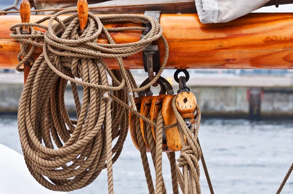 Cordas no mastro de tallship close-up — Fotografia de Stock