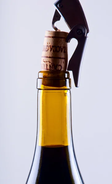 Tirbuşon ve sarı şişe şarap tıpa — Stok fotoğraf