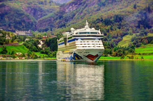 Cruise ship in Geiranger fjord — Stock Photo, Image