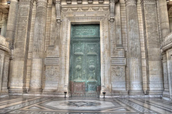 Дверь и стена во дворце правосудия в Брюсселе — стоковое фото