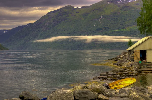 Geiranger fjord bateau jaune — Photo