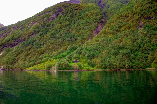 Geiranger fjordra magányos ház — Stock Fotó