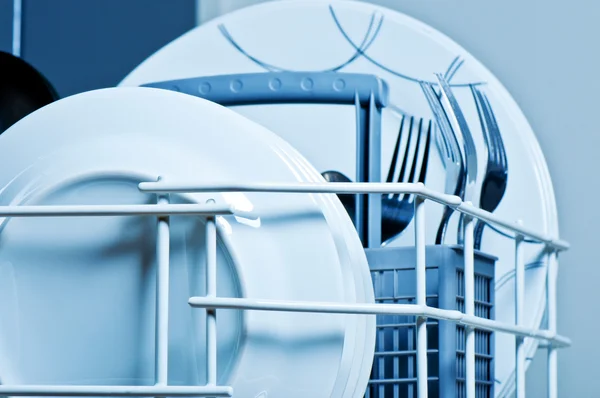 Platos y tenedores limpios dentro del lavavajillas — Foto de Stock