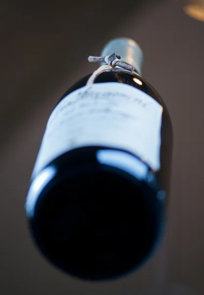 Kırmızı şarap şişesi sığ derinliği alan — Stok fotoğraf