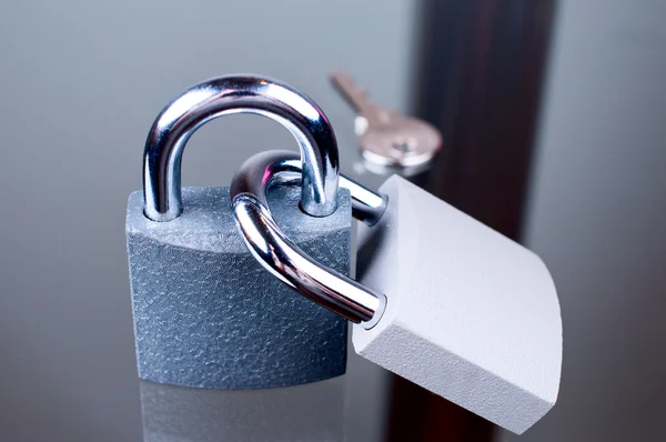 Dois cadeados com uma chave — Fotografia de Stock